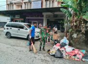 Ciptakan Lingkungan Yang Bersih, Babinsa Koramil Kota Ajak Warga Bersihkan Sampah