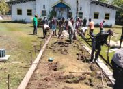 Perkokoh Kemanunggalan, Babinsa Koramil Kokonao Bersama Warga Binaan Gotong Royong Cor Jalan Gereja