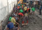 Anggota Satgas TMMD, Ormas, Linmas & Masyarakat Tancap Gas Kerjakan Perbaikan Saluran Air