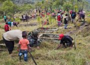 Karya Bakti Satgas Yonif 521 Gotong Royong Pembersihan Makam Islam di Distrik Walesi