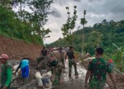 Hujan Membawa Berkah, Begitu Semboyan Satgas TMMD ke-127 dan Warga Desa Kembang