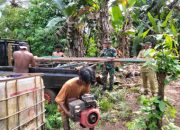Personel TMMD Ke-127 Kodim 1514/Morotai Pasang Mesin Bor Air di Desa Falila
