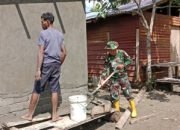 Personel TMMD Ke-127 Kodim 1514/Morotai Bersama Warga Laksanakan Pelesteran MCK di Desa Dehegila