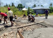 Personel TMMD Ke-127 Kodim 1514/Morotai Laksanakan Pengecoran Plat Deker Gorong-Gorong di Desa Gotalamo
