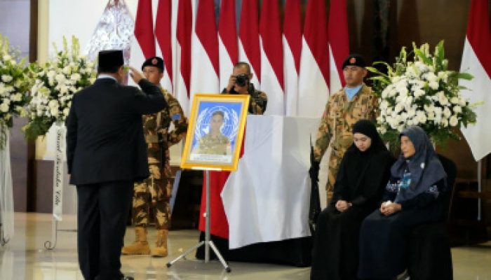 Presiden RI Beri Penghormatan Terakhir Untuk Tiga Prajurit TNI Saat Persemayaman di Bandara Soekarno-Hatta