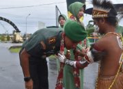 Kodim 1710/Mimika Gelar Tradisi Penyambutan Dandim dan Ketua Persit KCK