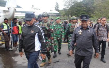 Kodim 1714/Puncak Jaya dan Polri Kawal Ketat Gubernur Papua Tengah Tinjau Korban Insiden Sinak, Instruksikan Status Tanggap Darurat dan Biaya Medis Ditanggung Penuh