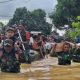 Kodim 1417/Kendari Ulurkan Tangan di Tengah Banjir