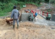 Babinsa dan Warga Kebut Pembangunan Jembatan Garuda
