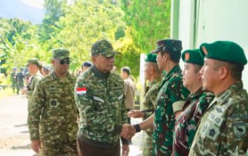 Wapang TNI Dampingi Menhan RI Tinjau Kesiapan Yonif TP 805/KSW di Papua Barat