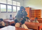 Binter TNI Anak Papua Cerdas Satgas Yonif 521/DY Bagikan Buku Tulis untuk Tingkatkan Minat Belajar Siswa SD di Distrik Kelila