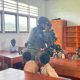 Binter TNI Anak Papua Cerdas Satgas Yonif 521/DY Bagikan Buku Tulis untuk Tingkatkan Minat Belajar Siswa SD di Distrik Kelila