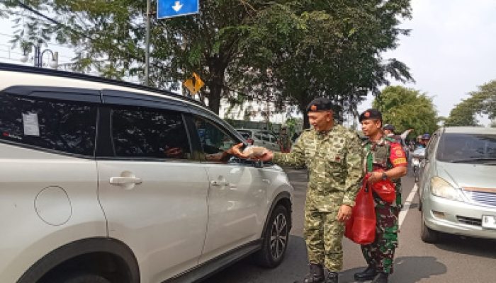 Program Jumat Berkah Subkogartap 0507/Bekasi Aparat dan Warga Berbagi