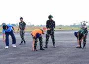 Pastikan Apron Bebas FOD, Personel Lanud Sjamsudin Noor Sisir Benda Asing Jaga Keselamatan Penerbangan Tetap Aman