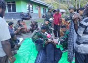 “Duka Satu Orang, Jadi Duka Torang Semua” Satgas Yonif 645/GTY Pos Kurima Melayat ke Warga Kampung Hoguma Distrik Kurima