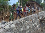 Babinsa Koramil 10/Sambi dan Warga Kompak Gotong Royong Bangun Talud di Tempursari