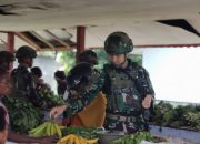 Tingkatkan Perekonomian, Satgas Pamtas Kewilayahan RI-PNG Yonif 764/IB Beli Dagangan Masyarakat
