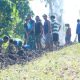 Bahu Membahu Demi Desa Sehat, Satgas TMMD Bersama Warga Bersihkan Saluran Air