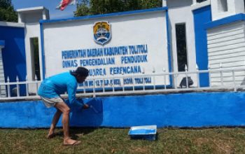 Sambut HUT RI ke-81, Kadis Pengendalian Penduduk dan Keluarga Berencana Tolitoli dan Staf Gelar Gotong Royong Pagi Buta