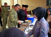 Hangatnya Kebersamaan, Danrem Untoro Makan Bareng Anggota dan Warga