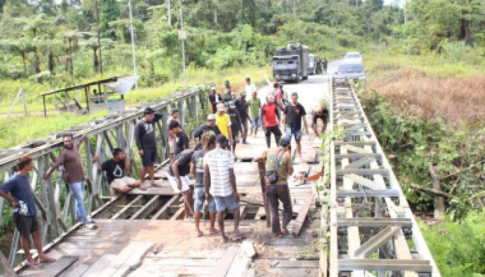 Sinergi TNI-Polri dan Masyarakat Perbaiki Jembatan Poros Lokpon-Dekai Sambut HUT ke-81 TNI