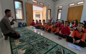 Polsek Dampal Selatan Edukasi Siswa MI Nurul Ilmi Soal Bahaya Bullying dan Pentingnya Disiplin